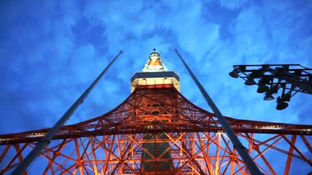 Tokió, Japán - szeptember 2016: Piros landmark, Tokyo tower, az esti time. Gyönyörű megvilágított építészeti alacsony szögből — Stock videók