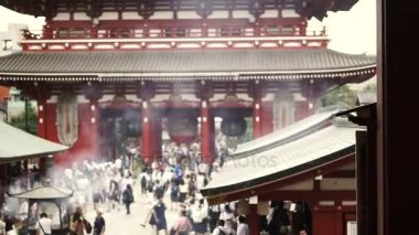 Tokyo, Japonya - Eylül 2016: Senso-ji Tapınağı Asakusa alanında. Kalabalık ve insanlar incese ve iyi şanslar duman altında dua yaktı