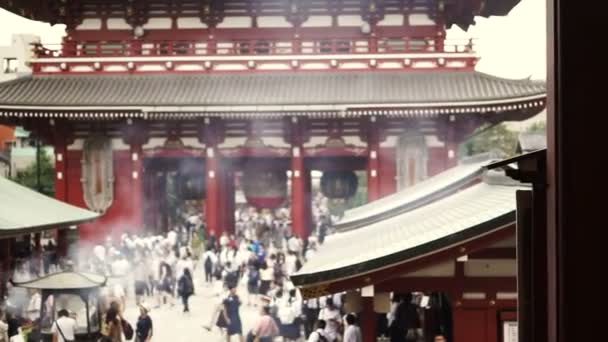 Токио, Япония - сентябрь 2016: Храм Сэнсо-дзи в районе Асакуса. Толпа и люди зажигают инсес и молятся под удачным дымом — стоковое видео