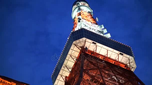日本东京-9 月 2016年︰ 红色地标，东京塔在晚上的时间。美丽的照明的建筑从低角度 — 图库视频影像