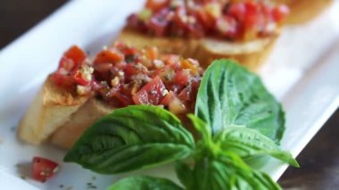 Meze Bruschetta, baget dilim domates karışık fesleğen sos ile tepesinde