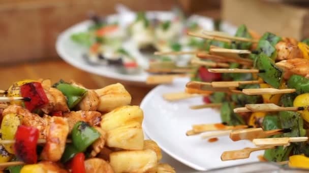 Brocheta de barbacoa y otra comida de catering buffet puesta en la mesa en la fiesta del evento — Vídeos de Stock