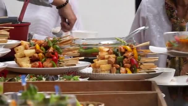 La gente agarra la comida de la fiesta de cóctel en la ceremonia de boda — Vídeos de Stock