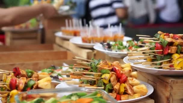 Brocheta de barbacoa y otra comida de catering buffet puesta en la mesa en la fiesta del evento — Vídeos de Stock