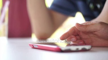 Asya adam akıllı telefon kullanmayı durdurmak ve yerine koy. Kendini kontrol zevk gerçek hayatı