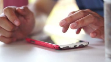 Adam eski çizilmiş akıllı telefon fotoğraf kadın için gösterilen kullanarak eller