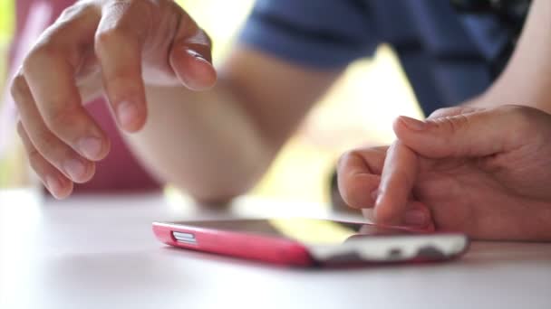 Hombre y mujer que utilizan el teléfono inteligente para buscar revisión y recomendación en línea — Vídeos de Stock