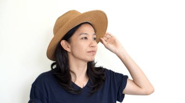 Karışık yarış Asyalı kadın beyaz arka plan üzerinde şapka