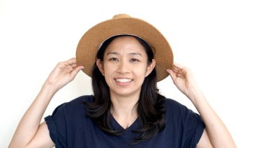 Güney Doğu Asya kız giyiyor rahat şapka, gülümseme ve mutlu WHI doğum