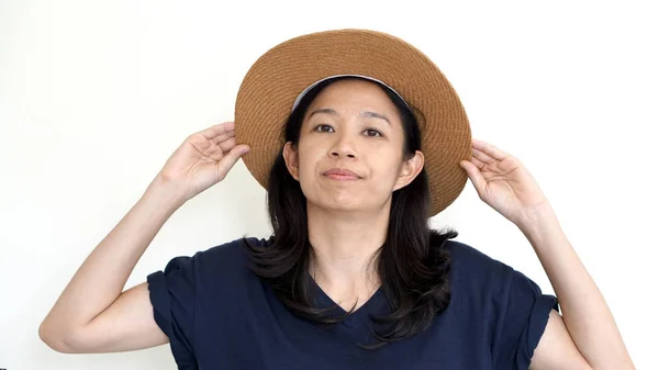 Asijská dívka na sobě klobouk a ležérní košile, úsměv a radost na Svatodušní — Stock fotografie