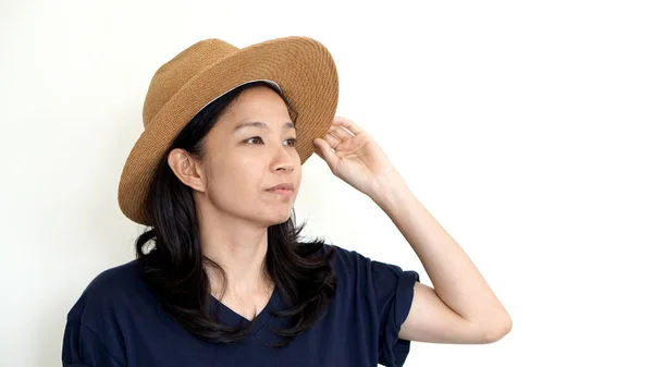 Смешанная раса азиатская женщина в шляпе на белом фоне — стоковое фото