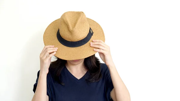 아시아 여자 모자 뒤에 얼굴을 숨깁니다. 내 성적 및 반 사회적 conce — 스톡 사진