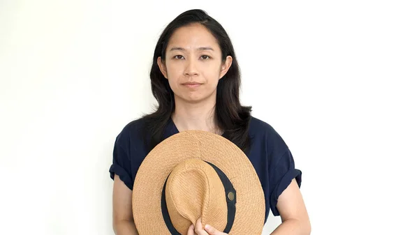 Leuke Aziatische vrouw verbergen gezicht achter hoed. Introvert en antisociaal — Stockfoto