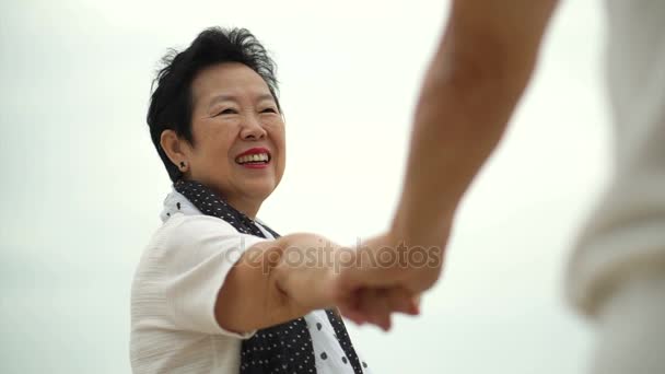 Close up colpo di anziano asiatico coppia holding mani con matrimonio anelli su uomo mano — Video Stock