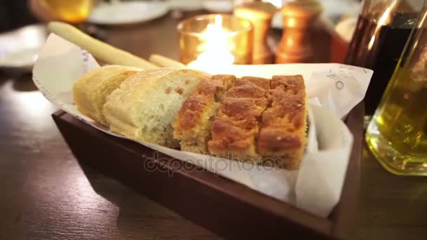 Vers gebakken brood antipasto dienen in Italiaans restaurant — Stockvideo