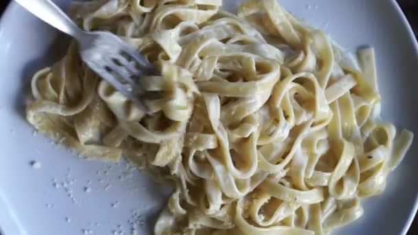 Kaas in spaghetti carbonara toe te voegen en te vermengen met vork — Stockvideo