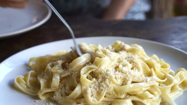 Añadir queso en espaguetis carbonara y mezclar con tenedor — Vídeos de Stock