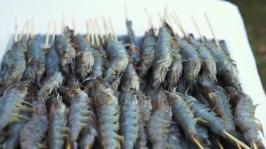 Çiğ karides şiş üzerinde Barbekü için hazırlamak