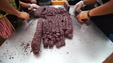 Çin susam fıstık çerez parça yapım. Bıçak kesme metal masa üzerinde kullanma