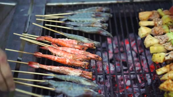 在木炭烧烤炉烧烤猪肉肉蔬菜和虾虾串 — 图库视频影像