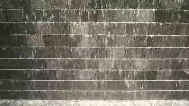 Cascada de pared de agua. Característica del agua del diseño del paisaje para el arquitecto — Vídeos de Stock