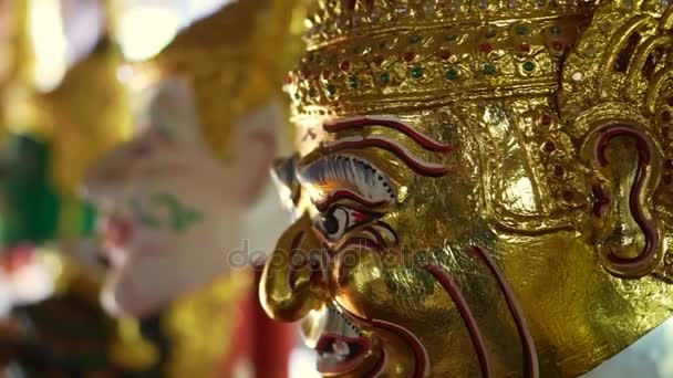 Prachtige majestueuze Khon maskers, Thaise klassieke traditionele dans. Handgemaakte hoofd verf en goud draagt — Stockvideo