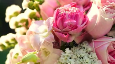 Pembe güller ve nilüferler çiçek buketi Sevgililer günü arka plan video
