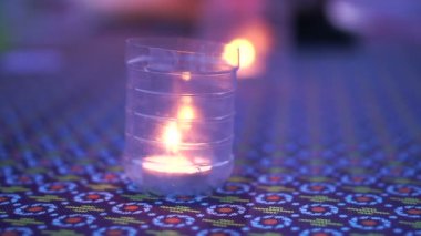 Akşam yemek tablo romantik mum aydınlatmak mor atmosferde