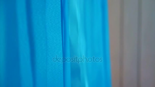 Fitas azuis brilhantes longas penduradas no fundo da parede para festa — Vídeo de Stock