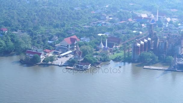 Alte thailändische Industrieschiffe, die morgens auf dem Fluss schippern. Luftaufnahme von oben — Stockvideo