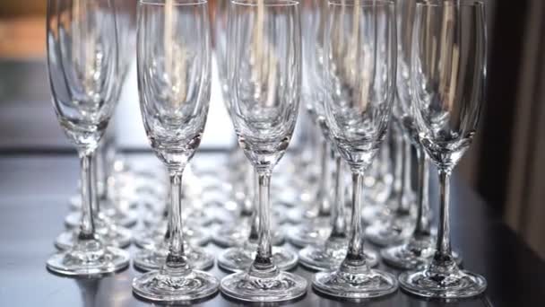 Rangée de verres à champagne vides. Mariage et célébration de l'événement heureux symbole — Video