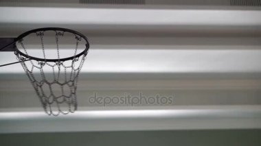 Basketbol almakla veya Bayan zinciri hoop dışarı. Kavram ve soyut fırsatları, başarı ve hata