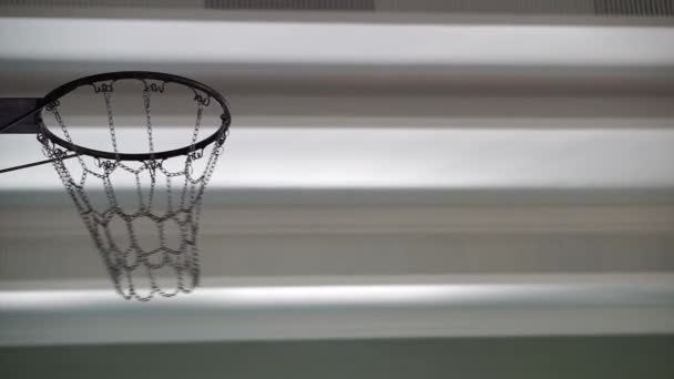 Баскетбол потрапляє або пропускає ланцюгову обручку. Поняття та абстрактність можливостей, успіху та помилки — стокове відео