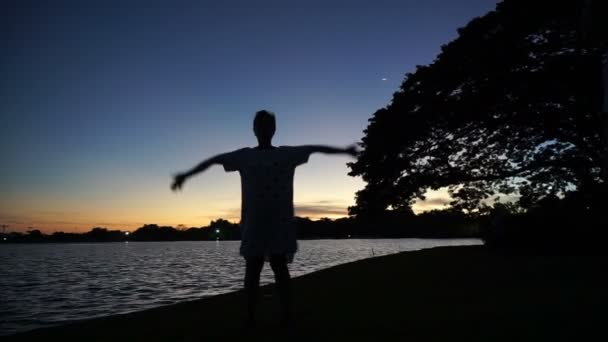 Asiatique silhouette senior faire de l'exercice matinal, mode de vie sain — Video