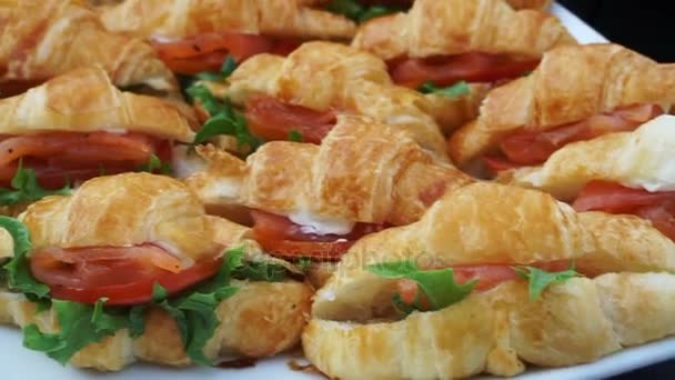 Croissant sanduíche, sanduíche com presunto, queijo e legumes — Vídeo de Stock