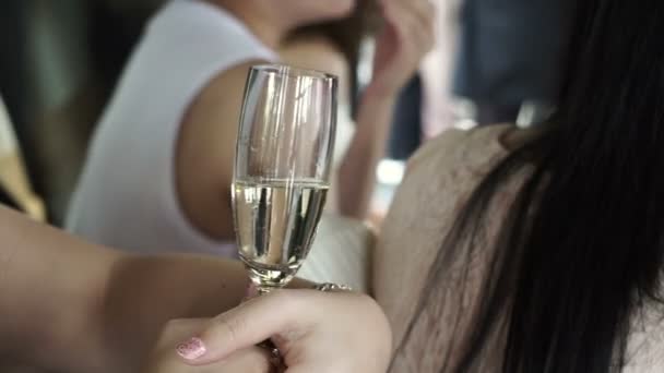 Женщины держат бокалы для шампанского на вечеринке — стоковое видео