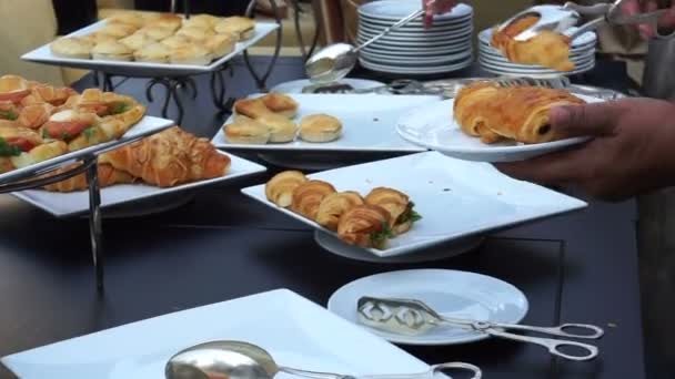 Sortimento Sanduíches buffet, recepção de casamento. Comida leve, croissants e pães — Vídeo de Stock