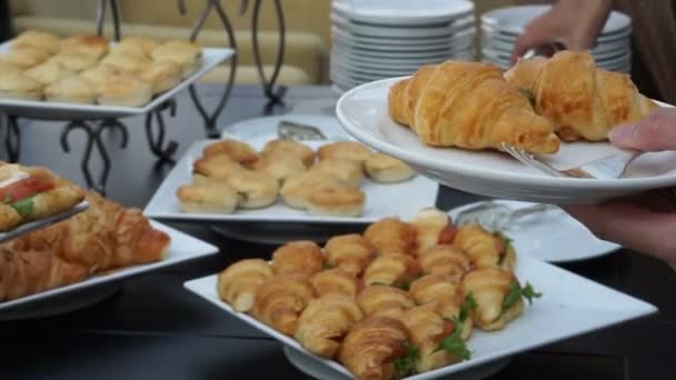 Surtido Sandwiches buffet, recepción de bodas. Comida ligera, croissants y panes — Vídeo de stock