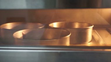 Çikolatalı kek pişirme fırın fırın dükkanında sürecinde