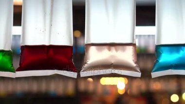 Renkli su plastik torba gece festival dekorasyon olarak asılı. Bokeh açık renkli
