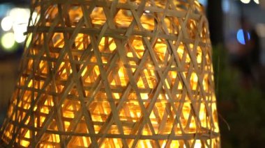 Güzel Asyalı rattan lamba oryantal stilinde dekore edilmiş. El yapımı craft yerel iş