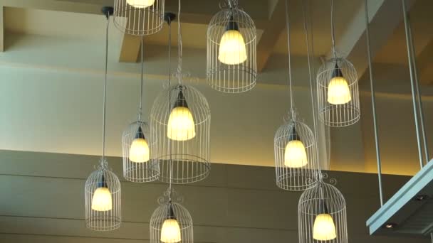 Lampen stralen en hangen aan het plafond in de kamer — Stockvideo