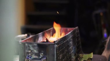  Ağır çekim kömür ateş 120 fps. Barbekü yemek hazırlama 