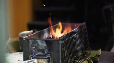  Ağır çekim kömür ateş 120 fps. Barbekü yemek hazırlama 