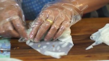 Eller taze sebze organik salata pirinç pişirme Tay yerel pazarda rulo