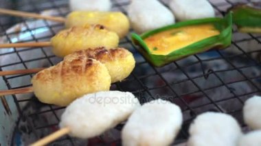 Asya tarzı yemek korunması, yumurta ve tuz ile yapışkan pirinç üzerinde sol ızgara. Muz Yaprak üzerinde yumurta