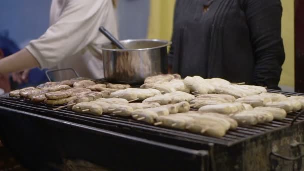 Банановый гриль на угольной печи в тайском ночном рынке — стоковое видео