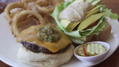Yan sığır eti cajun peynirli burger avokado ve soğan halkaları