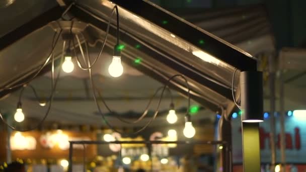 Chiangmai, Thailand - December 2016: Nacht straatvoedsel marktgebied in de buurt van de nachtbazaar. Toeristische en lokale verzamelen voor eten en muziek — Stockvideo