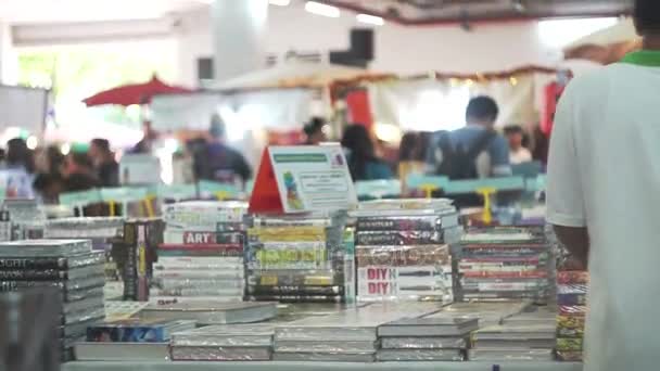 Chiangmai thailand februar 2017 buchmesse in universität chiangmai. Menschen und Bücherstapel — Stockvideo